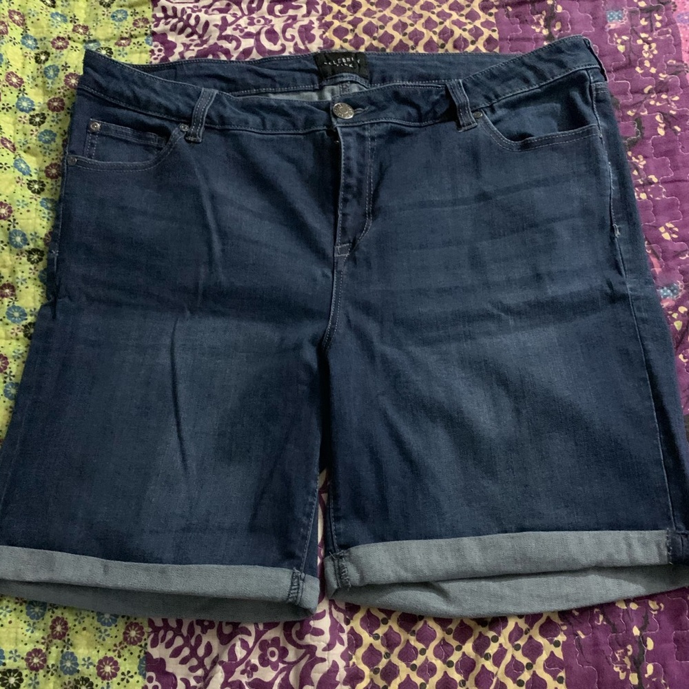 Celebrity pink jean shorts size 18